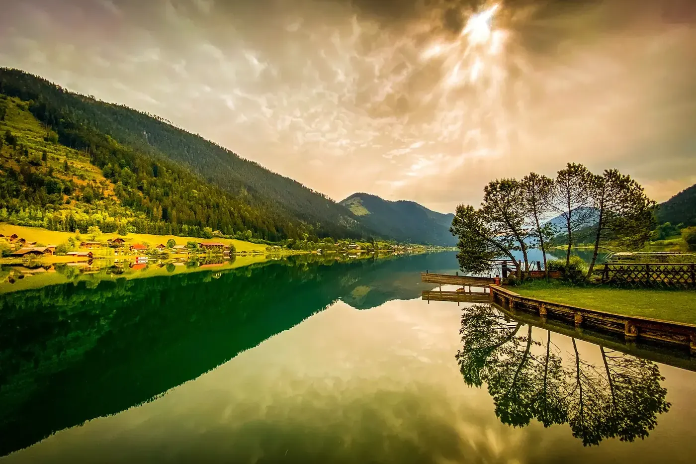 Der Weißensee in Kärnten vor bewaldeten Bergen